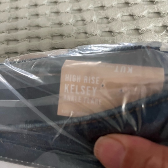 🆕KUT from the Kloth Kelsey High Waist Raw
Hem Crop Kick Flare Jeans - Picture 6 of 10
